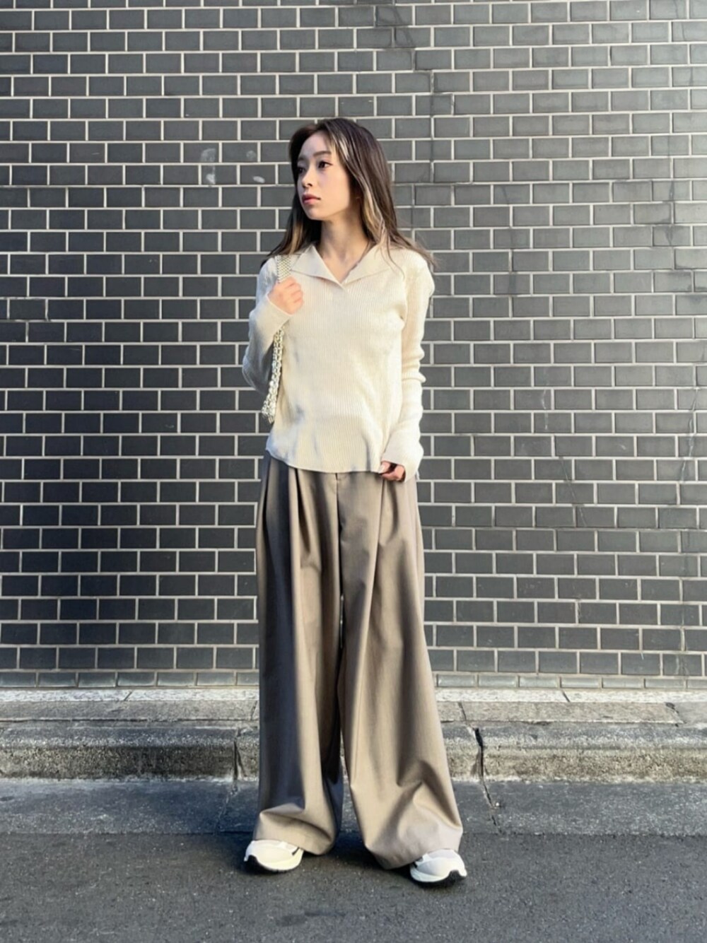 「スニーカー、リラックス、フェミニン、ニット、骨格ナチュラル、ブルベ冬、春服、春コーデ、ワントーンコーデ、ベージュ、BEAUTY&YOUTH」｜「NEW BALANCEの【別注】＜New Balance＞M2002RGTX/スニーカー（スニーカー、ベージュ系）」を使った、塩川（shiokawa）さん（レディース・146cm）の冬コーディネートの1枚目の写真