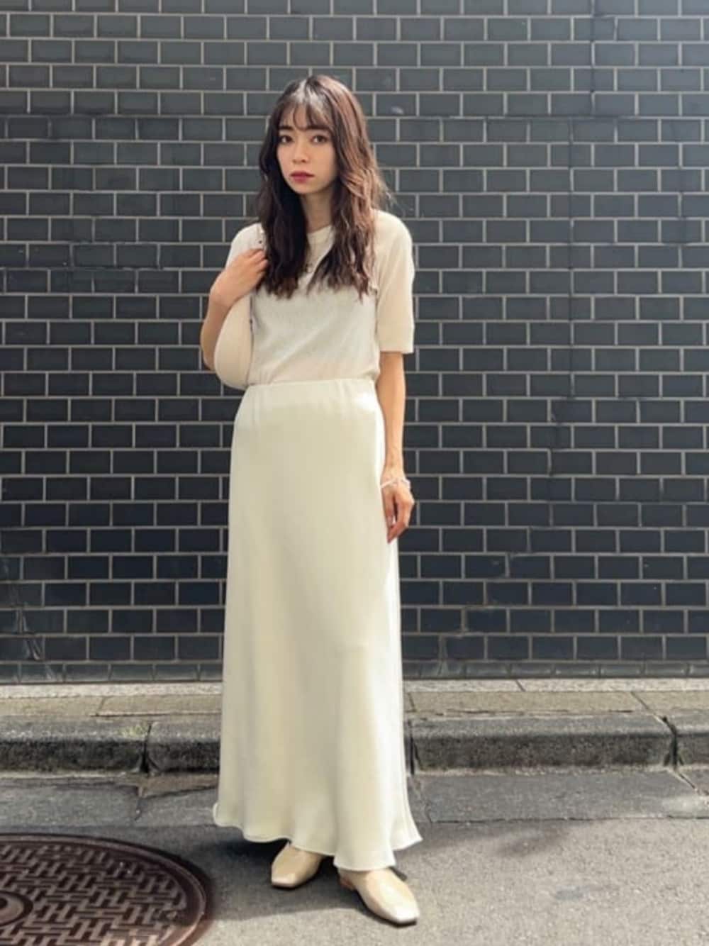 「リラックス、フェミニン、骨格ナチュラル、ブルべ冬、夏服、シアートップス、スカート、マーメイドスカート、ワントーンコーデ、夏コーデ、BEAUTY&YOUTH」｜「BEAUTY&YOUTH UNITED ARROWSのポリエステルテレコ コンパクト ショートスリーブトップス（Tシャツ/カットソー、ホワイト系）」を使った、塩川（shiokawa）さん（レディース・146cm）の夏コーディネートの1枚目の写真
