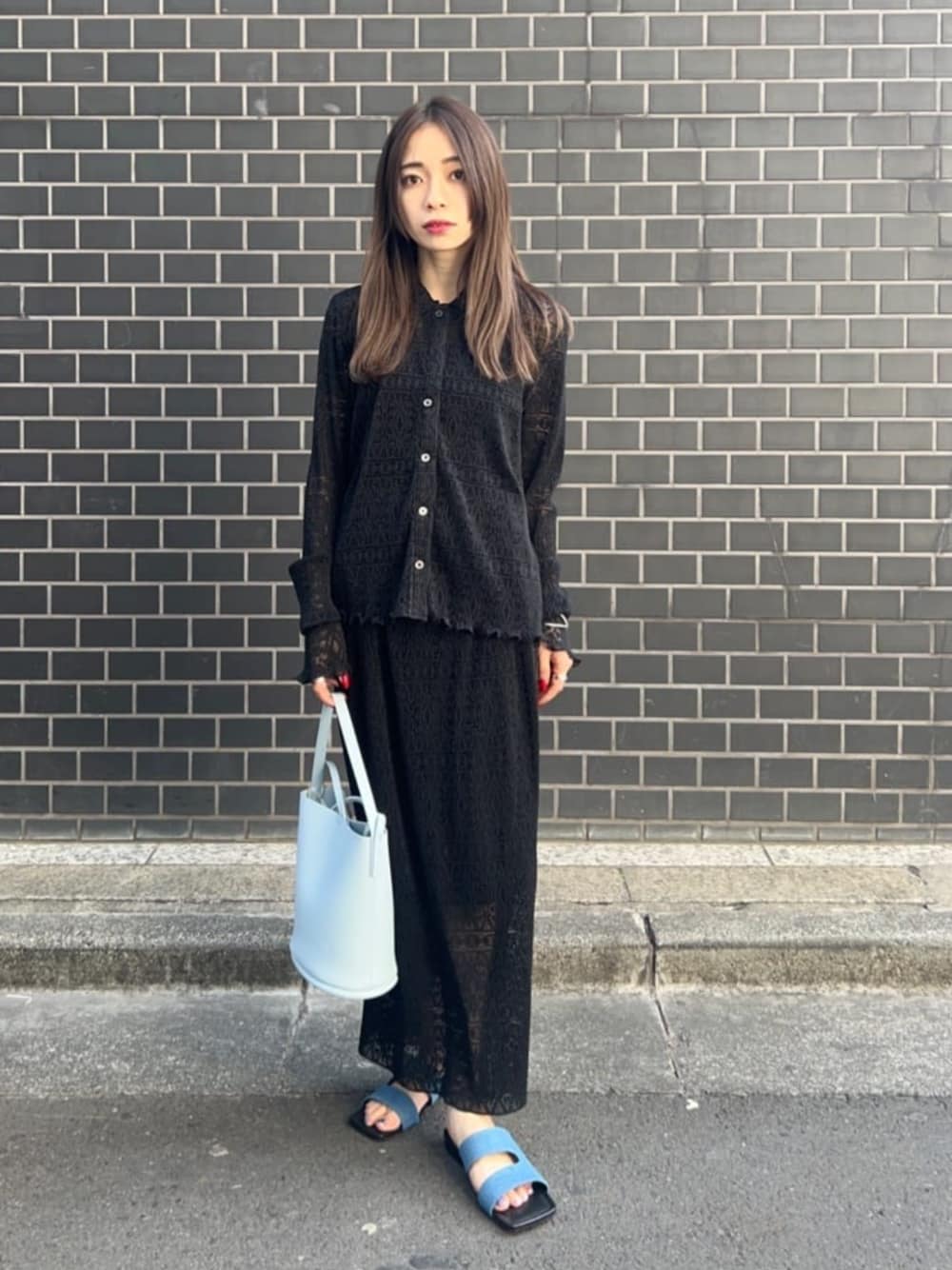 「セットアップ、モード、リラックススタイル、骨格ナチュラル、ブルベ冬、シャツスタイル、サンダル、スカート、BEAUTY&YOUTH UNITED ARROWS」｜「BEAUTY&YOUTH UNITED ARROWSのレース プリーツシャツ -ウォッシャブル-（シャツ/ブラウス、ブラック系）」を使った、塩川（shiokawa）さん（レディース・146cm）の春コーディネートの1枚目の写真