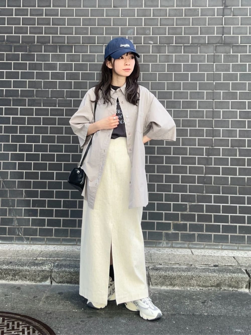 「スニーカー、リラックス、フェミニン、骨格ナチュラル、ブルベ冬、シャツ、春服、春コーデ、夏服、夏コーデ、スカート、BEAUTY&YOUTH、キャップ、気温30度以上、気温25度から29度」｜「BEAUTY&YOUTH UNITED ARROWSのコットンチェック ショートスリーブ シャツ（シャツ/ブラウス、ベージュ系）」を使った、塩川（shiokawa）さん（レディース・146cm）の春コーディネートの1枚目の写真