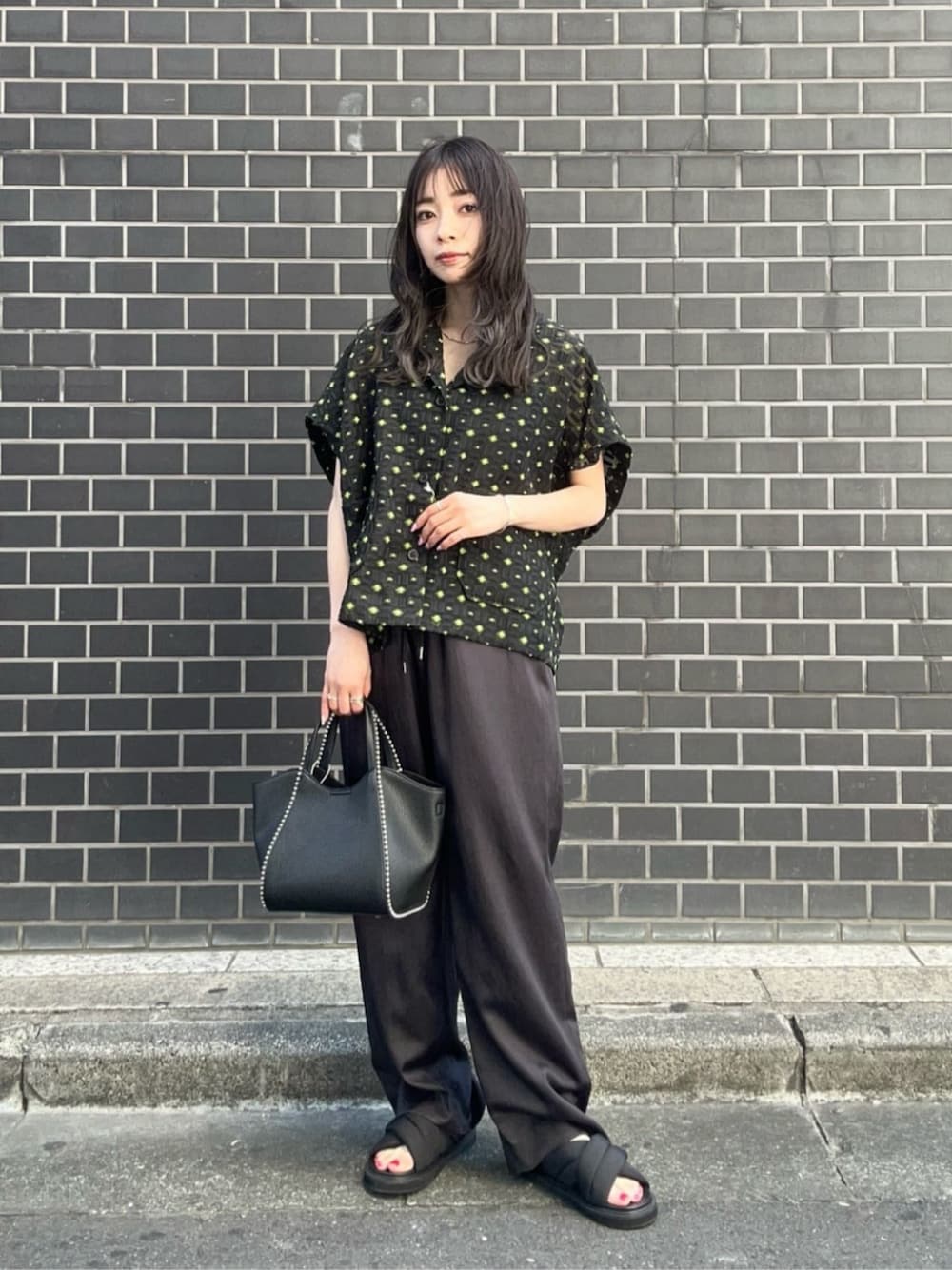 「モード、リラックス、骨格ナチュラル、ブルベ冬、シャツ、サンダル、春服、春コーデ、夏服、夏コーデ、シアー、旅行、BEAUTY&YOUTH、気温30度以上、気温25度から29度」｜「BEAUTY&YOUTH UNITED ARROWSのシアージャガード ショートスリーブ ブラウス（シャツ/ブラウス、ブラック系）」を使った、塩川（shiokawa）さん（レディース・146cm）の春コーディネートの1枚目の写真