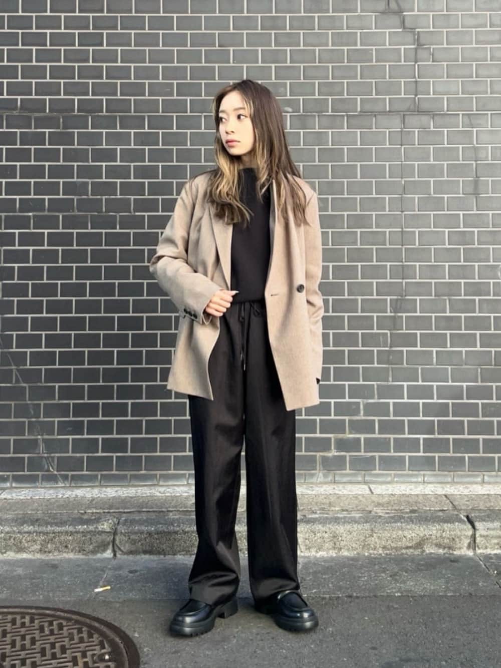 「ジャケット、サテンパンツ、ローファー、モード、リラックス、ビジネス、骨格ナチュラル、ブルベ冬、BEAUTY&YOUTH、通勤コーデ、通勤、春服、春コーデ」｜「BEAUTY&YOUTH UNITED ARROWSのサテンドロースト ワイド パンツ（その他パンツ、ブラック系）」を使った、塩川（shiokawa）さん（レディース・146cm）の冬コーディネートの1枚目の写真