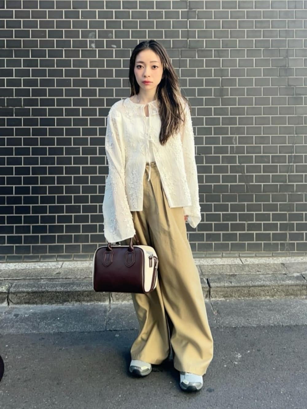 「トレンド、リラックス、フェミニン、骨格ナチュラル、ブルベ冬、シャツ、春服、春コーデ、シアー、旅行、BEAUTY&YOUTH、気温25度から29度、気温20度から24度、カジュアル」｜「ASICSの＜asics＞GEL-DS TRAINER 14/スニーカー（スニーカー、ベージュ系）」を使った、塩川（shiokawa）さん（レディース・146cm）の春コーディネートの1枚目の写真