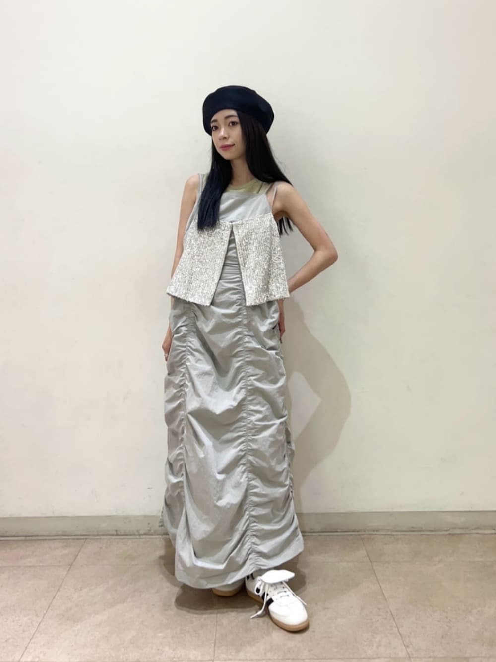 ベージュ系のタンクトップ、シルバー系のキャミソール、グレー系のワンピースを着用したレディースの夏コーディネートの1枚目の写真