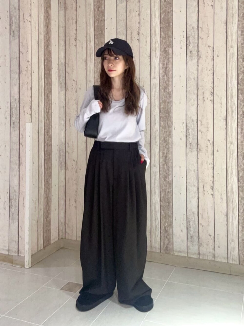 「モード、トレンド、骨格ナチュラル、ブルべ冬、キャップ、秋服、秋コーデ、BEAUTY&YOUTH」｜「MOHIの＜MOHI...＞スエード ビッグベルト ボストンシューズ（スリッポン、ブラック系）」を使った、塩川（shiokawa）さん（レディース・146cm）の秋コーディネートの1枚目の写真