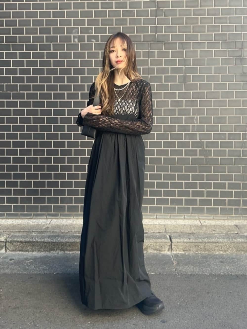 「ワンピース、スニーカー、モード、トレンド、リラックス、フェミニン、トラベル、骨格ナチュラル、ブルベ冬、春服、春コーデ、セレモニー、BEAUTY&YOUTH、気温20度から24度、気温15度から19度」｜「BEAUTY&YOUTH UNITED ARROWSのフラワーレース プルオーバー（Tシャツ/カットソー、ブラック系）」を使った、塩川（shiokawa）さん（レディース・146cm）の春コーディネートの1枚目の写真
