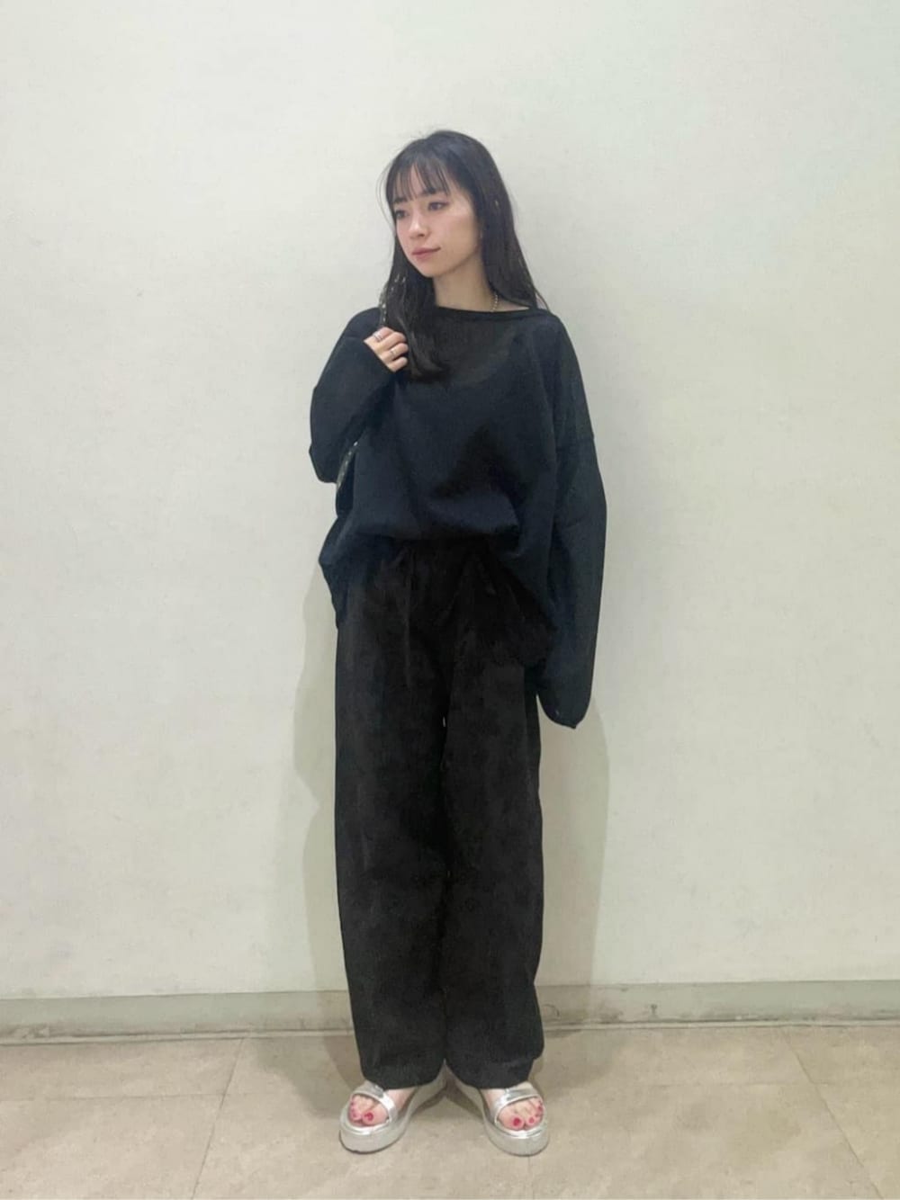 「モード、リラックス、骨格ナチュラル、ブルベ冬、サンダル、春服、春コーデ、シアー、BEAUTY&YOUTH、気温25度から29度、気温20度から24度、カジュアル、大人カジュアル」｜「BEAUTY&YOUTH UNITED ARROWSのシアー ルーズ ニット -ウォッシャブル-（ニット/セーター、ブラック系）」を使った、塩川（shiokawa）さん（レディース・146cm）の春コーディネートの1枚目の写真