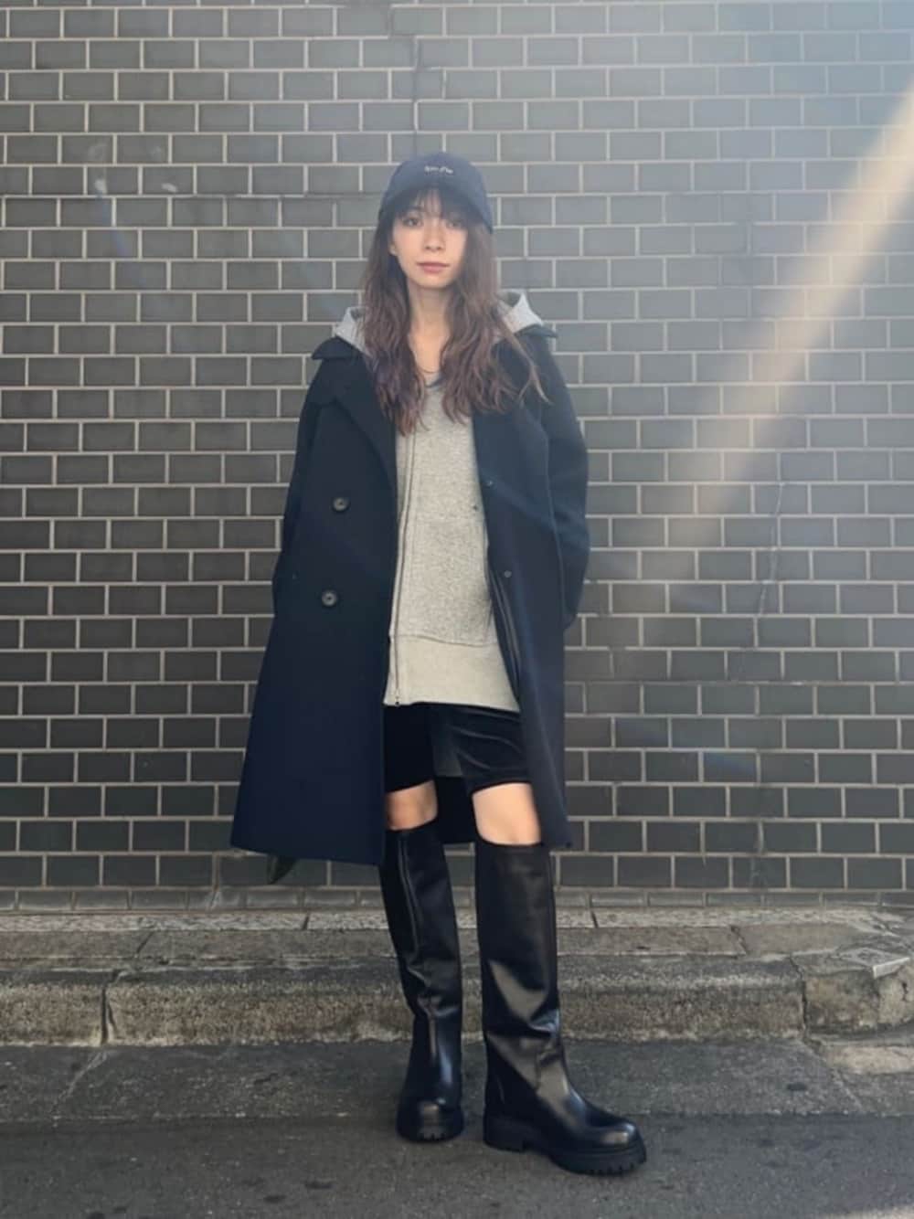「モード、トレンド、骨格ナチュラル、ブルべ冬、キャップ、パーカー、コート、ブーツ、ロングブーツ、秋服、秋コーデ、冬服、冬コーデ、BEAUTY&YOUTH」｜「CORSO ROMA，9の＜CORSO ROMA 9＞レザー ロングブーツ（ブーツ、ブラック系）」を使った、塩川（shiokawa）さん（レディース・146cm）の秋コーディネートの1枚目の写真