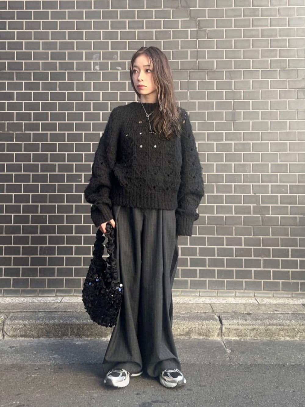 「スニーカー、トレンド、リラックス、ニット、骨格ナチュラル、ウィンター、UAHOLIDAYS、冬服、冬コーデ、BEAUTY&YOUTH」｜「BEAUTY&YOUTH UNITED ARROWSのメタル ケーブルチェーン ネックレス（ネックレス、シルバー系）」を使った、塩川（shiokawa）さん（レディース・146cm）の冬コーディネートの1枚目の写真