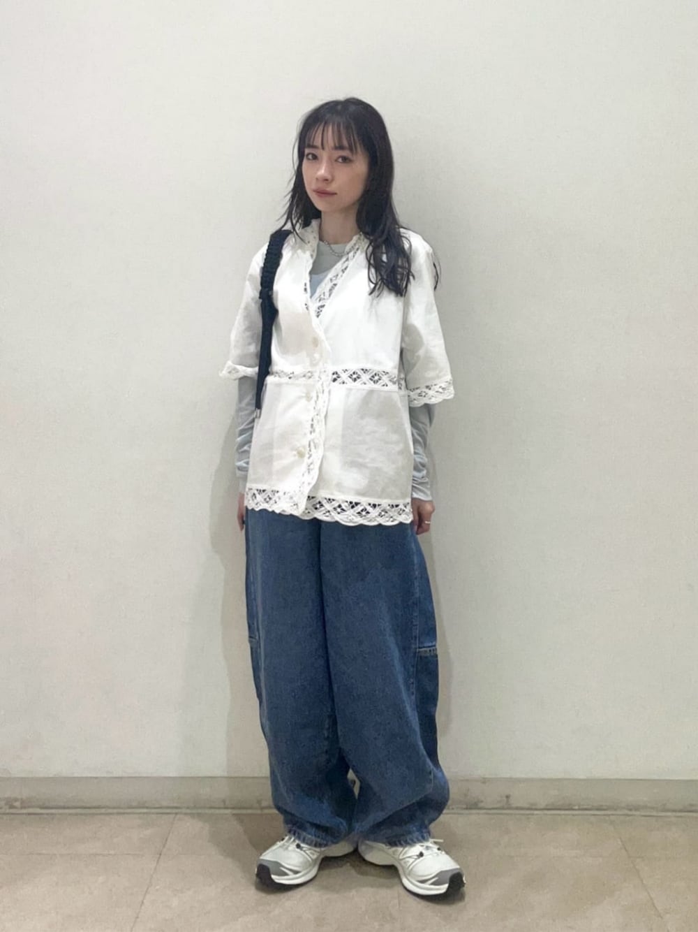 「スニーカー、トレンド、リラックス、フェミニン、骨格ナチュラル、ブルベ冬、デニム、シャツ、春服、春コーデ、夏服、夏コーデ、BEAUTY&YOUTH、気温25度から29度、気温20度から24度」｜「BEAUTY&YOUTH UNITED ARROWSのセルロースブレンド クルーネック カットソー（Tシャツ/カットソー、ブルー系）」を使った、塩川（shiokawa）さん（レディース・146cm）の春コーディネートの1枚目の写真