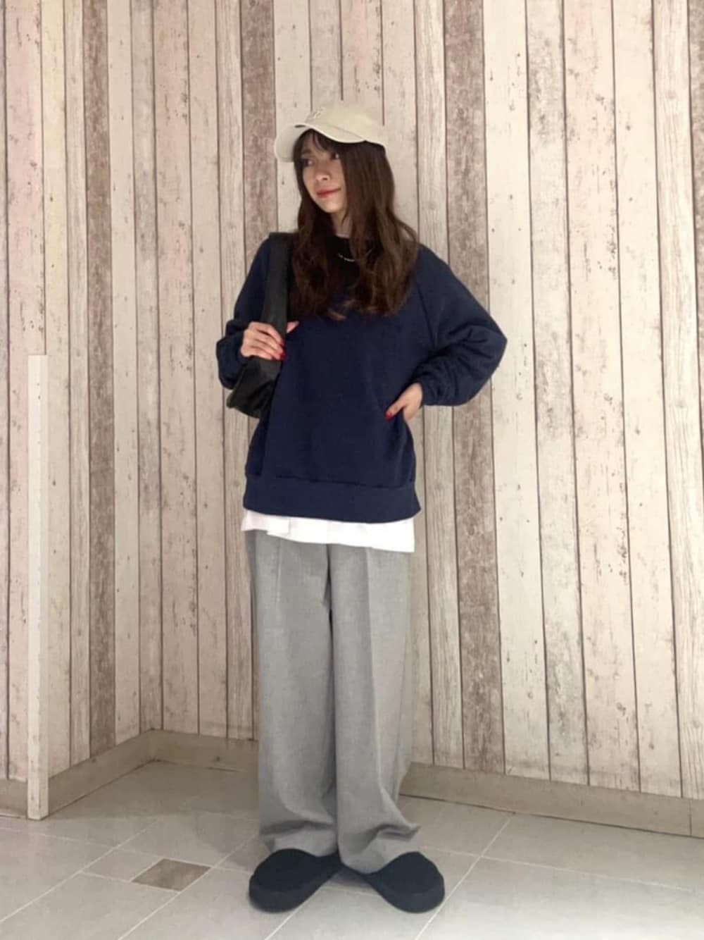 「リラックス、骨格ナチュラル、ブルべ冬、スウェット、秋服、秋コーデ、BEAUTY&YOUTH」｜「MOHIの＜MOHI...＞スエード ビッグベルト ボストンシューズ（スリッポン、ブラック系）」を使った、塩川（shiokawa）さん（レディース・146cm）の秋コーディネートの1枚目の写真