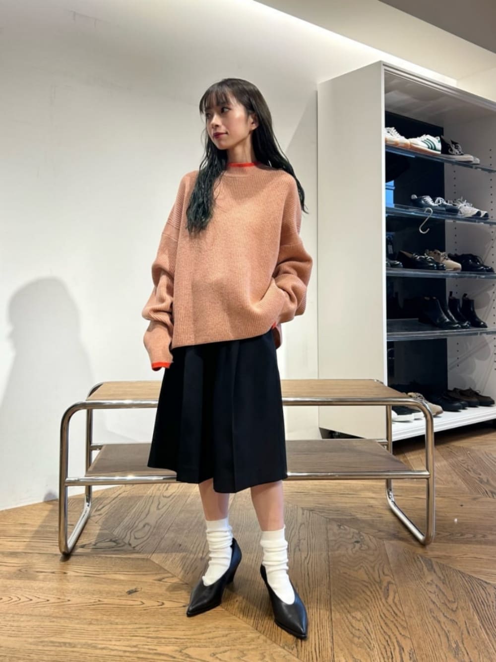 「モード、トレンド、フェミニン、ニット、ショートパンツ、骨格ナチュラル、ウィンター、冬服、冬コーデ、BEAUTY&YOUTH」｜「BEAUTY&YOUTH UNITED ARROWSのネップカラーライン クルーネック ニットプルオーバー（ニット/セーター、オレンジ系）」を使った、塩川（shiokawa）さん（レディース・146cm）の冬コーディネートの1枚目の写真