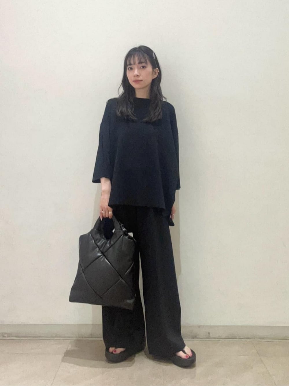 「セットアップ、モード、リラックス、ニット、骨格ナチュラル、ブルベ冬、サンダル、春服、春コーデ、夏服、夏コーデ、旅行、BEAUTY&YOUTH、気温30度以上、気温25度から29度」｜「BEAUTY&YOUTH UNITED ARROWSのハーフスリーブ ニットプルオーバー -ウォッシャブル-（ニット/セーター、ブラック系）」を使った、塩川（shiokawa）さん（レディース・146cm）の春コーディネートの1枚目の写真