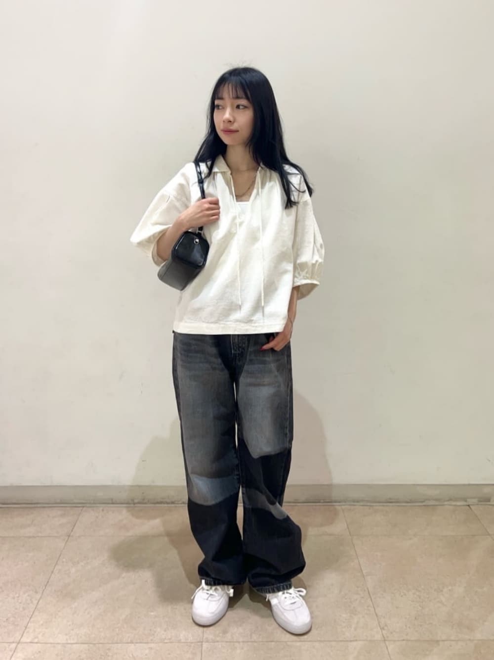 「スニーカー、トレンド、リラックス、フェミニン、骨格ナチュラル、ブルベ冬、春服、旅行、BEAUTY&YOUTH、春コーデ、気温25度から29度、気温20度から24度、カジュアル、デニム、ストリート」｜「BEAUTY&YOUTH UNITED ARROWSのコットンブレンド ベア タンクトップ（Tシャツ/カットソー、ホワイト系）」を使った、塩川（shiokawa）さん（レディース・146cm）の春コーディネートの1枚目の写真