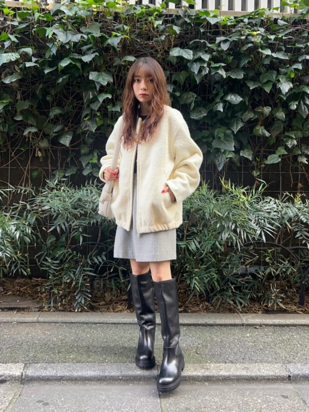 「トレンド、フェミニン、ニット、骨格ナチュラル、ブルべ冬、秋服、秋コーデ、ブーツ、スカート、冬服、冬コーデ、BEAUTY&YOUTH」｜「BEAUTY&YOUTH UNITED ARROWSのブークレー ジップブルゾン（ブルゾン、ホワイト系）」を使った、塩川（shiokawa）さん（レディース・146cm）の秋コーディネートの1枚目の写真