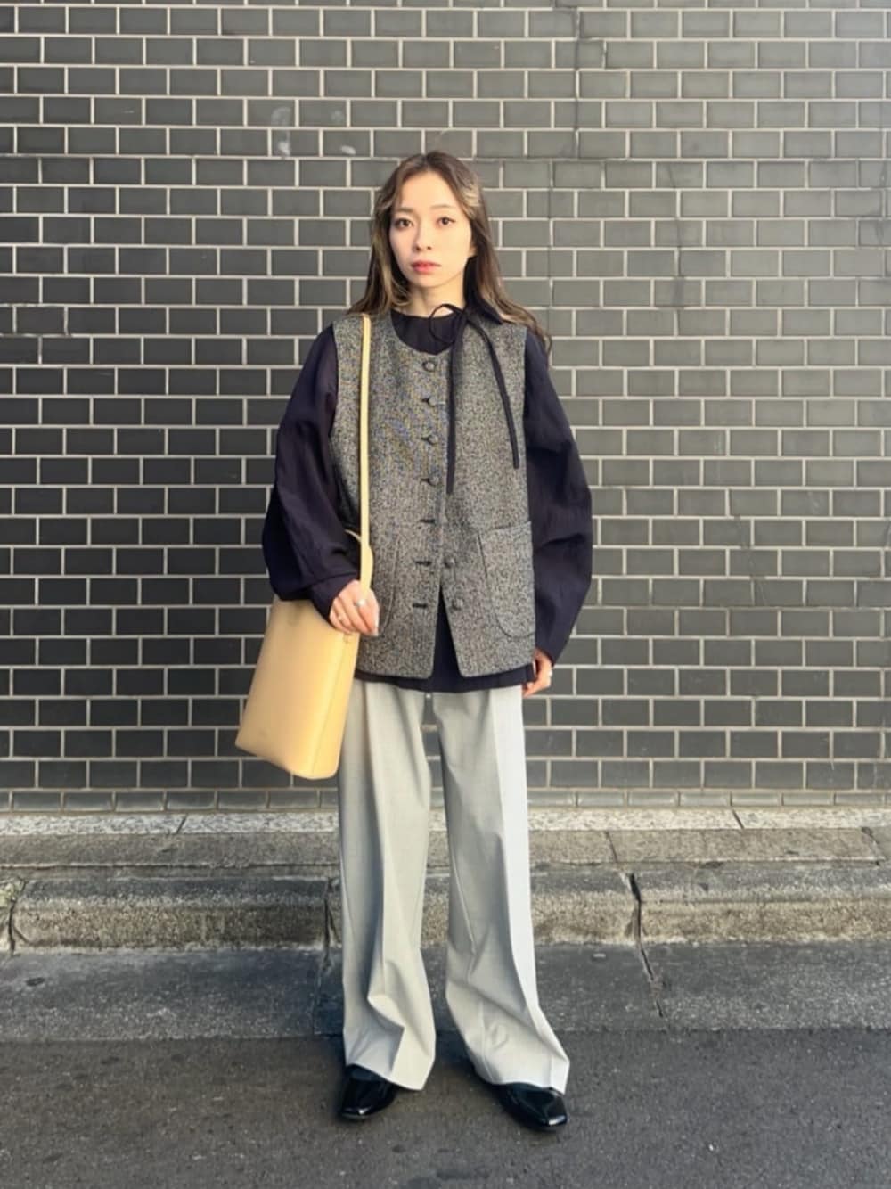 「フェミニン、フォーマル、骨格ナチュラル、ブルベ冬、春服、春コーデ、ブラウス、卒入園、入学式、卒業式、BEAUTY&YOUTH、セレモニー服、通勤コーデ」｜「BEAUTY&YOUTH UNITED ARROWSのバックゴム ストレート パンツ（スラックス、グレー系）」を使った、塩川（shiokawa）さん（レディース・146cm）の冬コーディネートの1枚目の写真