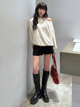 「レッド」｜「アイテム（スラックス）」を使った、KAEDEさん（レディース・160cm）の秋コーディネート