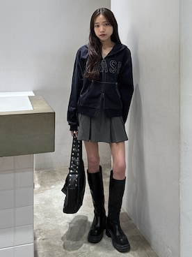 「SLY（スライ）のAPPLIQUE LOGO HOODIE アップリケロゴフーディー 春服 ジップパーカー（パーカー、ブルー系）」を使った、KAEDEさん（レディース・160cm）の春コーディネート