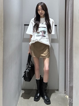 「SLY（スライ）の【SNSで話題！】PHOTO LOGO 2 SIZE T/SH フォトロゴツーサイズTSIZE T/SH フォトロゴツーサイズTシャツ 春服 夏服（Tシャツ/カットソー、ホワイト系）」を使った、KAEDEさん（レディース・160cm）の春コーディネート