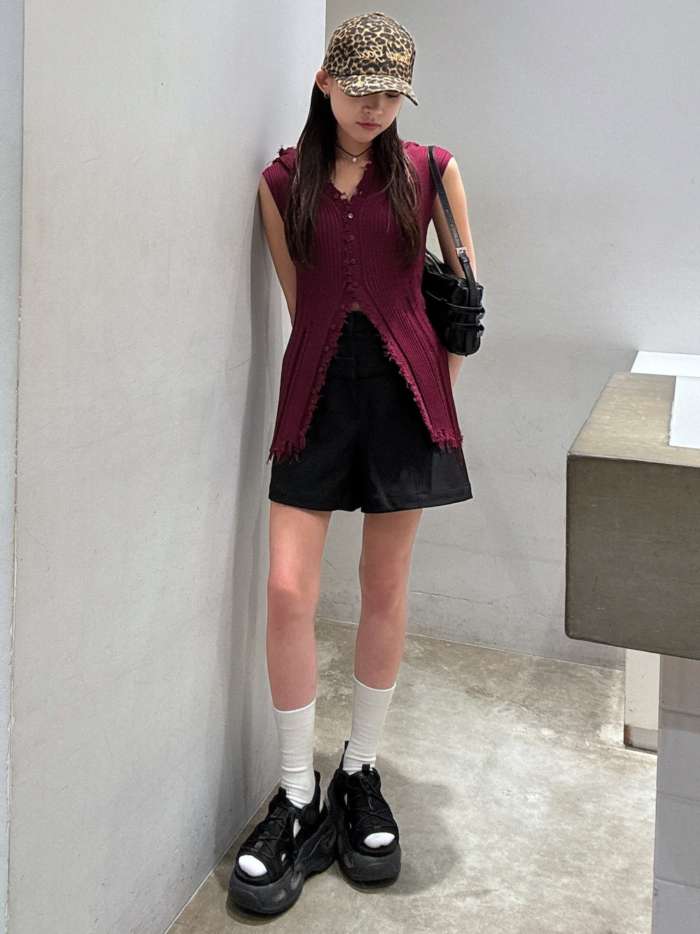 「SLY、厚底サンダル、キャップ、カラーコーデ、ショートパンツ、夏コーデ、サンダル、お出かけコーデ、夏服、ニットコーデ、レオパード、キャップコーデ、カジュアルコーデ」｜「SLYのLOGO COTTON CAP ロゴ コットン キャップ（キャップ、その他）」を使った、KAEDEさん（レディース・160cm）の夏コーディネートの1枚目の写真