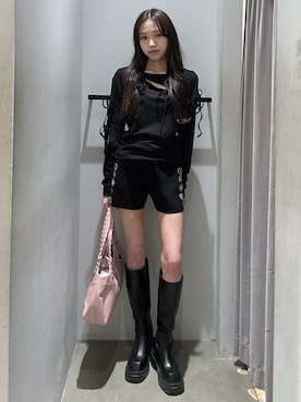 「SLY（スライ）のCUT OUT RIBBON TOPS カットアウトリボントップス 春服（Tシャツ/カットソー、ブラック系）」を使った、KAEDEさん（レディース・160cm）の春コーディネート