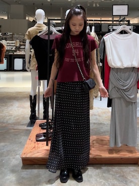 「SLY（スライ）のSPRAY OVER LOGO T/SH スプレーオーバーロゴトップス 秋服 春服 夏服（Tシャツ/カットソー、レッド系）」を使った、KAEDEさん（レディース・160cm）の夏コーディネート