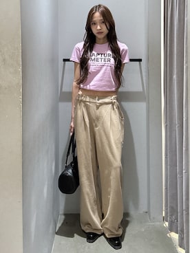 「SLY（スライ）のRHINESTONE FRONT LOGO TOPS ラインストーンフロントロゴトップス 夏服 秋服（Tシャツ/カットソー、ピンク系）」を使った、KAEDEさん（レディース・160cm）の夏コーディネート