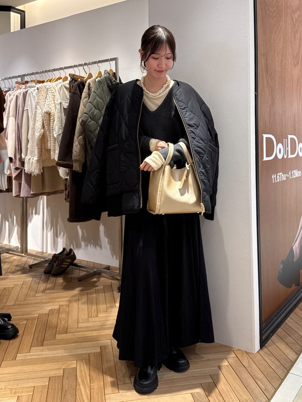 グレー系のその他アウター、ゴールド系のハンドバッグ、イエロー系のTシャツ/カットソーを着用したレディースの秋コーディネートの1枚目の写真