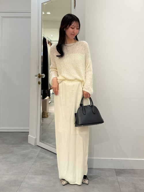 サテンストレートスカート