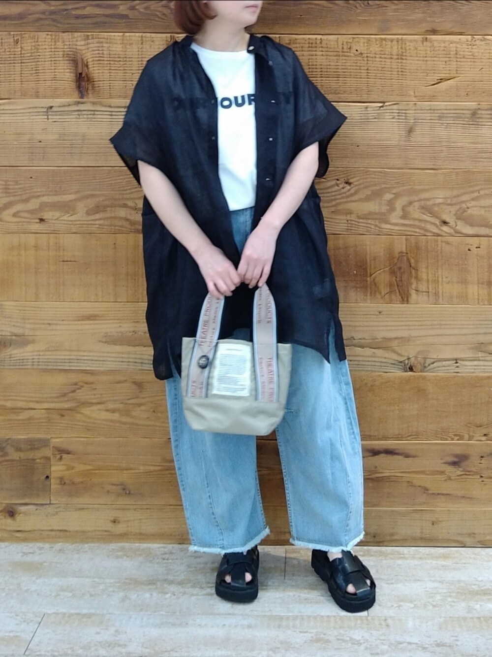 「pual ce cin、大人カジュアル、低身長コーデ、ラミー、ロゴT、カーブパンツ、デニム、グルカサンダル、シアタープロダクツ(THEATRE PRODUCTS)、ブラウス」｜「PUAL CE CINの【Du noir】ラミーノーカラーブラウス（シャツ/ブラウス、ブラック系）」を使った、tomoさん（レディース・152cm）の夏コーディネートの1枚目の写真