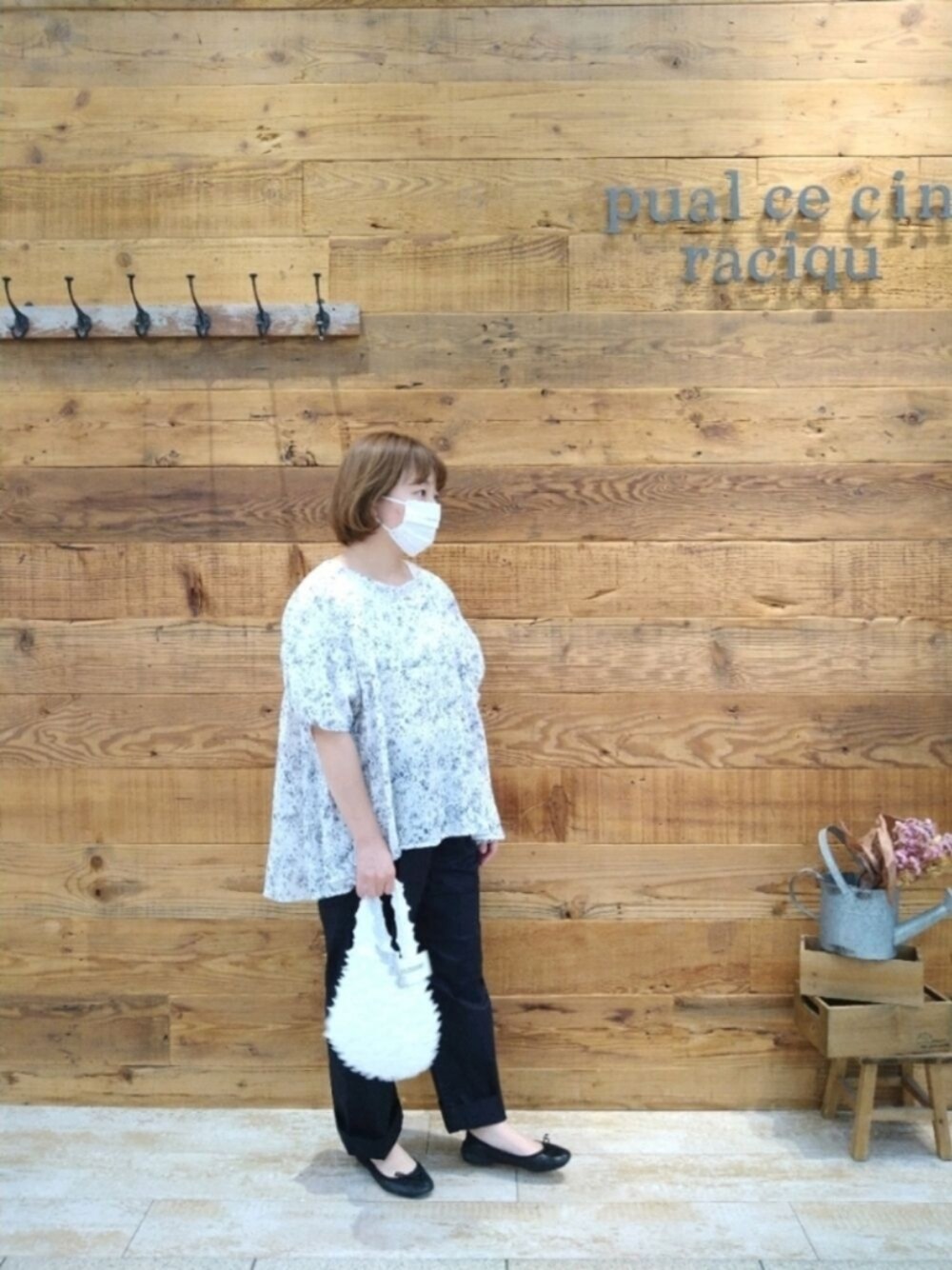 ホワイト系のシャツ/ブラウス、ブルー系のその他パンツ、ホワイト系のエコバッグ/サブバッグを着用したレディースの夏コーディネートの1枚目の写真