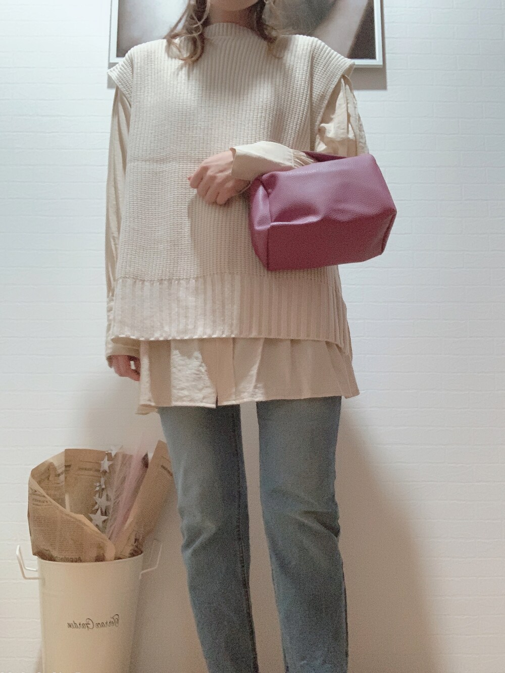 ホワイト系のベスト、ベージュ系のシャツ/ブラウス、ブルー系のデニムパンツを着用したレディースの秋コーディネートの1枚目の写真