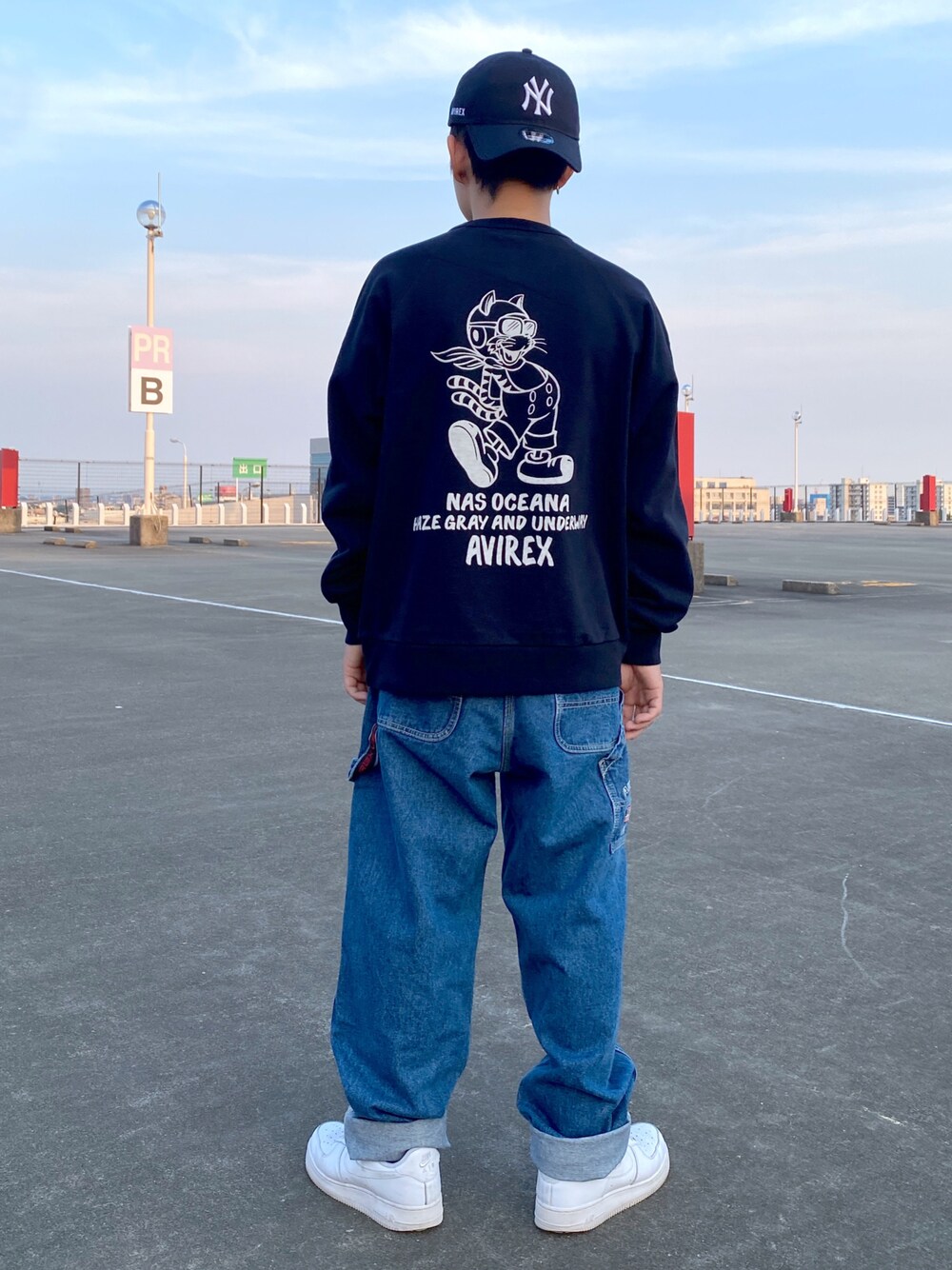 「シンプル、秋のコーデ、AVIREX、オーバーサイズ、大人カジュアル、ワイドパンツ、ootd、シンプルスタイル、おしゃれさんと繋がりたい、ファッションの力を信じよう」｜「AVIREXの【× NEW ERA】MLB × AVIREX 9サーティ ヤンキース ベースボール キャップ / 9THRTY Yankees BASEBALL CAP（キャップ、ブルー系）」を使った、kaiさん（メンズ・162cm）の秋コーディネートの1枚目の写真