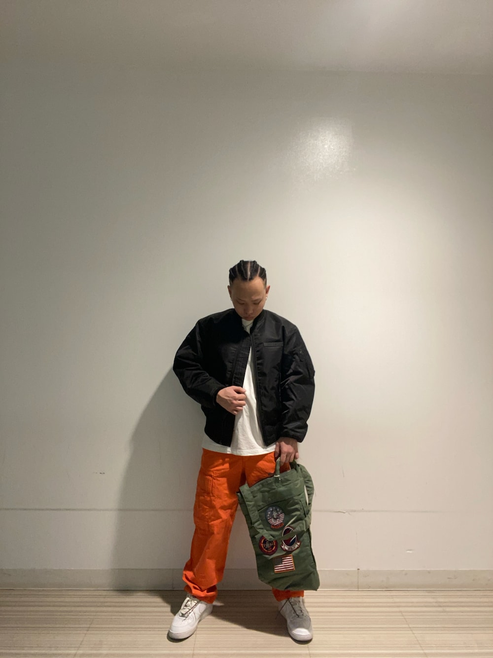 「カジュアル、ストリート、ミリタリー、アメカジ、MA-1、カーゴパンツ、AVIREX、black、ootd、いいね、save、フォローお願いします🤑」｜「AVIREXの《50th Anniversary》MA-1 SIGNATURE BIG LOGO / MA-1 シグネチャー ビッグロゴ / AVIREX / アヴィレックス（MA-1、ブラック系）」を使った、kaiさん（メンズ・165cm）の冬コーディネートの1枚目の写真