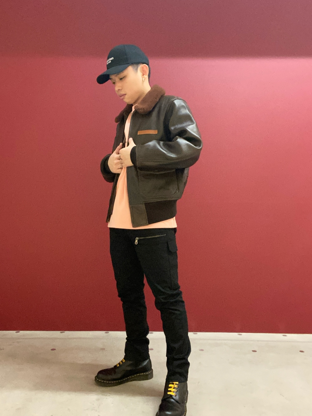 ブラウン系のミリタリージャケット、ブラック系のパンツを着用したメンズの冬コーディネートの1枚目の写真