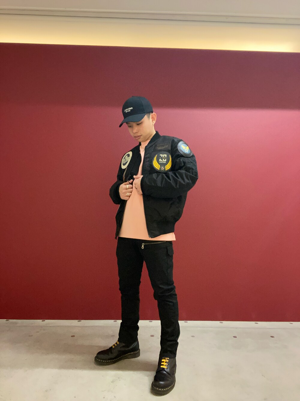 ブラック系のMA-1、ブラック系のパンツを着用したメンズの冬コーディネートの1枚目の写真