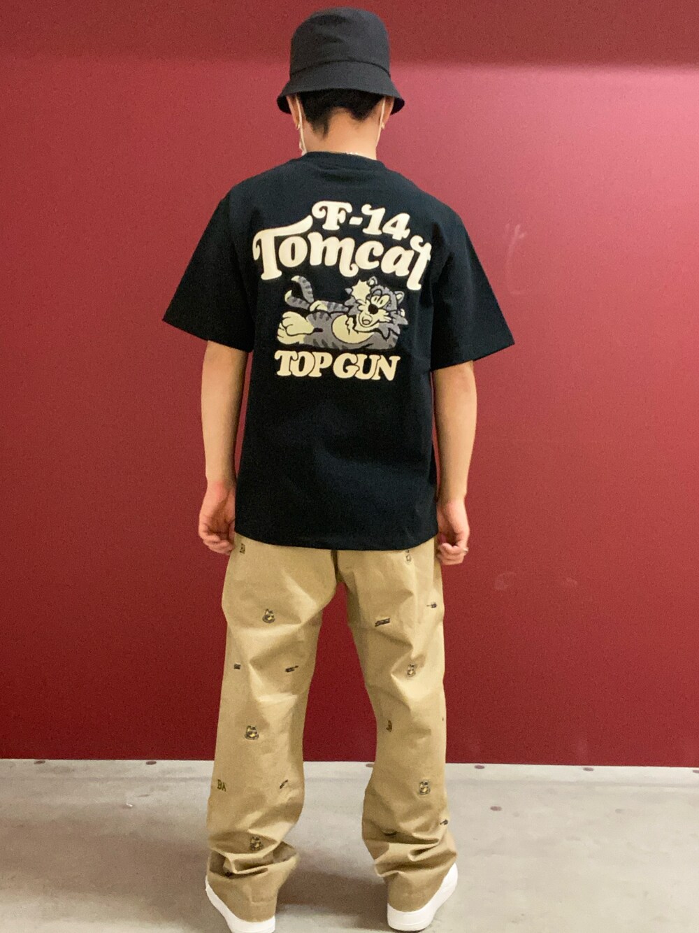 ブラック系のTシャツ/カットソー、グリーン系のチノパンツを着用したメンズの春コーディネートの1枚目の写真