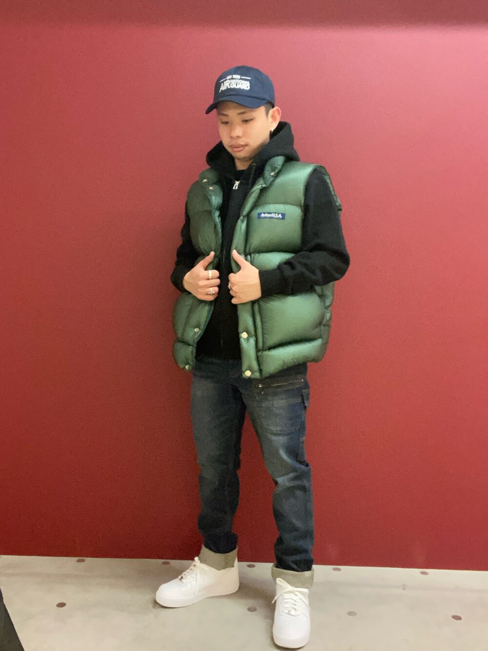 「デニム、シンプル、ブラック、パーカー、AVIREX、ootd、オトナカジュアル、お洒落さんとつながりたい、ファッションの力を信じよう、新星WEARISTAにエントリー」｜「AVIREXのAIR NATIONALＮ GUARD CAP / エアナショナルガード キャップ / AVIREX / アヴィレックス（キャップ、ブルー系）」を使った、kaiさん（メンズ・165cm）の冬コーディネートの1枚目の写真