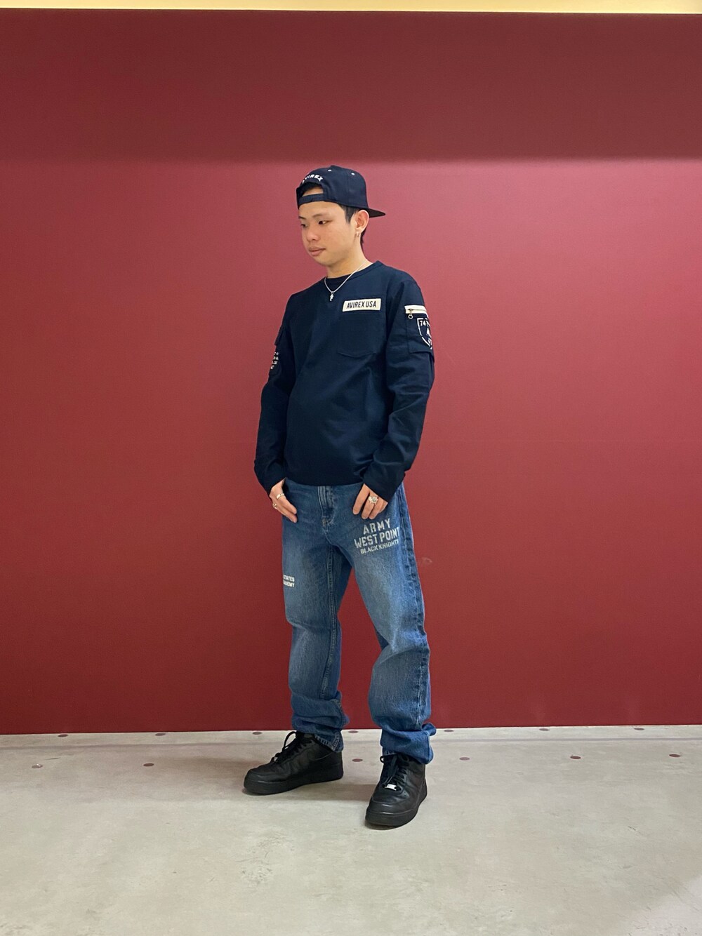 ブルー系のTシャツ/カットソー、ブルー系のデニムパンツ、ブルー系のキャップを着用したメンズの冬コーディネートの1枚目の写真