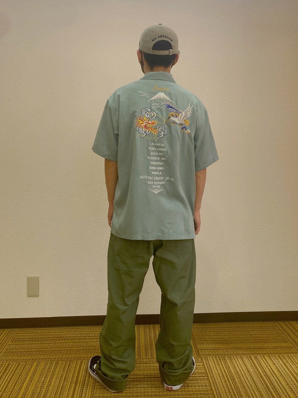 ブルー系のシャツ/ブラウス、グリーン系のその他パンツ、ベージュ系の帽子を着用したメンズの夏コーディネートの1枚目の写真