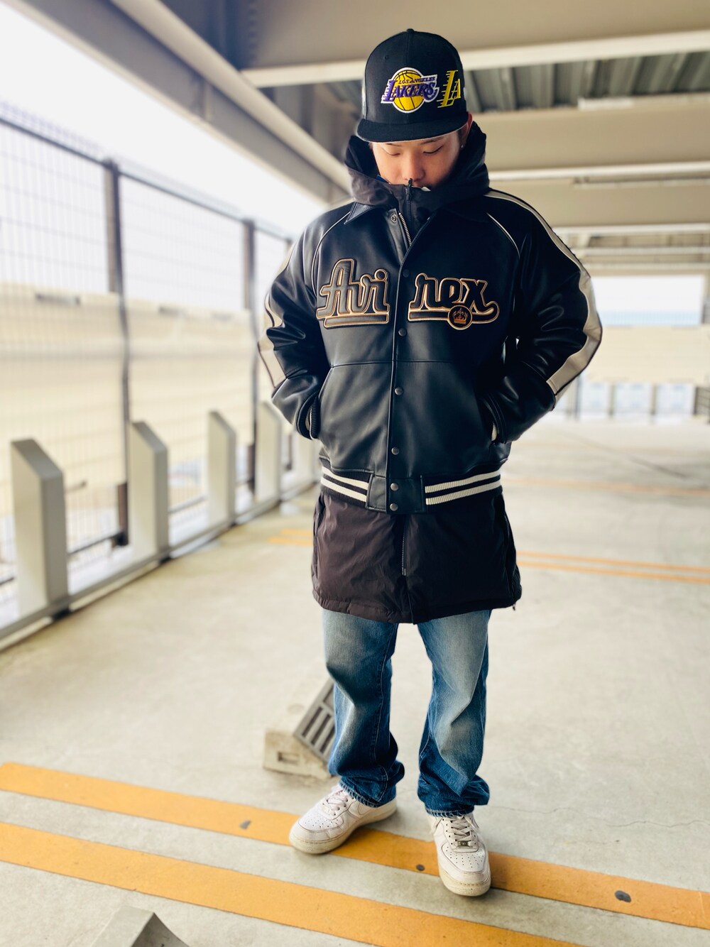 「カジュアル、シンプル、ブラック、ストリート、AVIREX、ワイドパンツ、プチプラ、きれいめカジュアル、おしゃれさんと繋がりたい、ファッションの力を信じよう」｜「AVIREXのヴァーシティ ジャケット ニューヨークシティ/VARSITY JACKET NEWYORK CITY/アヴィレックス/AVIREX（スタジャン、ブラック系）」を使った、kaiさん（メンズ・162cm）の冬コーディネートの1枚目の写真