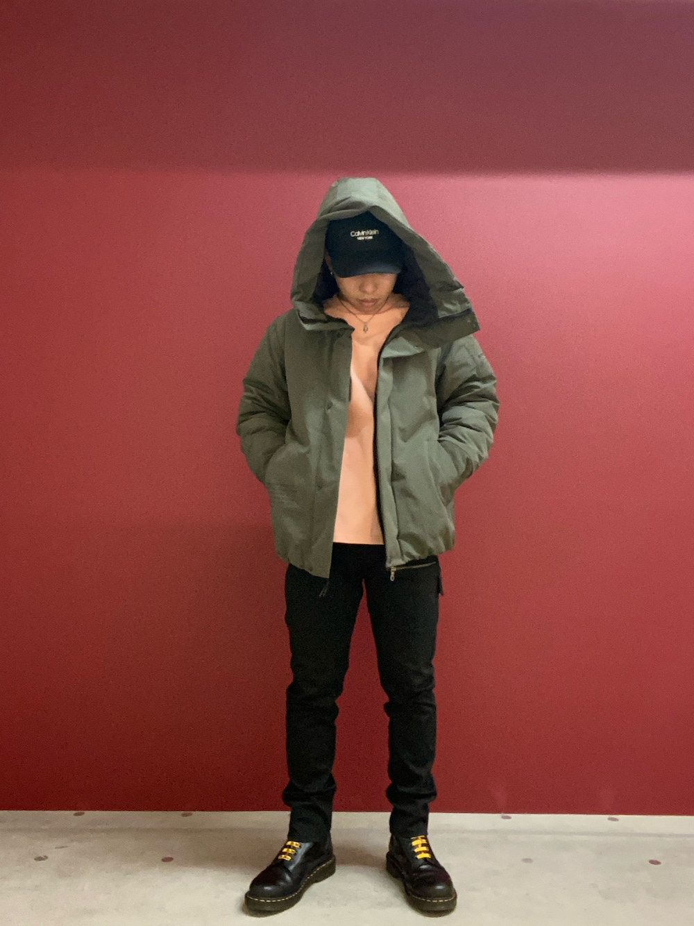 グリーン系のジャケット/アウター、ブラック系のパンツを着用したメンズの冬コーディネートの1枚目の写真