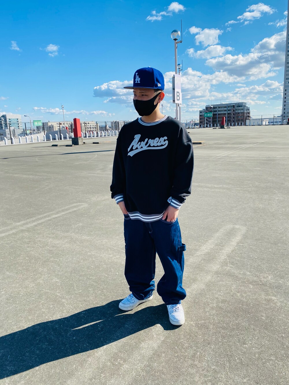 「ジャケット、AVIREX、冬コーデ、ロングコート、ラフ、休日コーデ、ootd、低身長、お洒落さんとつながりたい、ファッションの力を信じよう」｜「AVIREXの【直営店限定】ベースボール リブライン クルーネック スウェット /  BASEBALL RIB LINE CREW NECK SWEAT / アヴィレックス / AVIREX（スウェット、ブラック系）」を使った、kaiさん（メンズ・162cm）の冬コーディネートの1枚目の写真