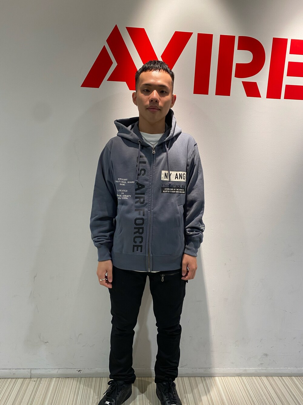 ブラック系のパンツ、ブルー系のパーカーを着用したメンズの夏コーディネートの1枚目の写真