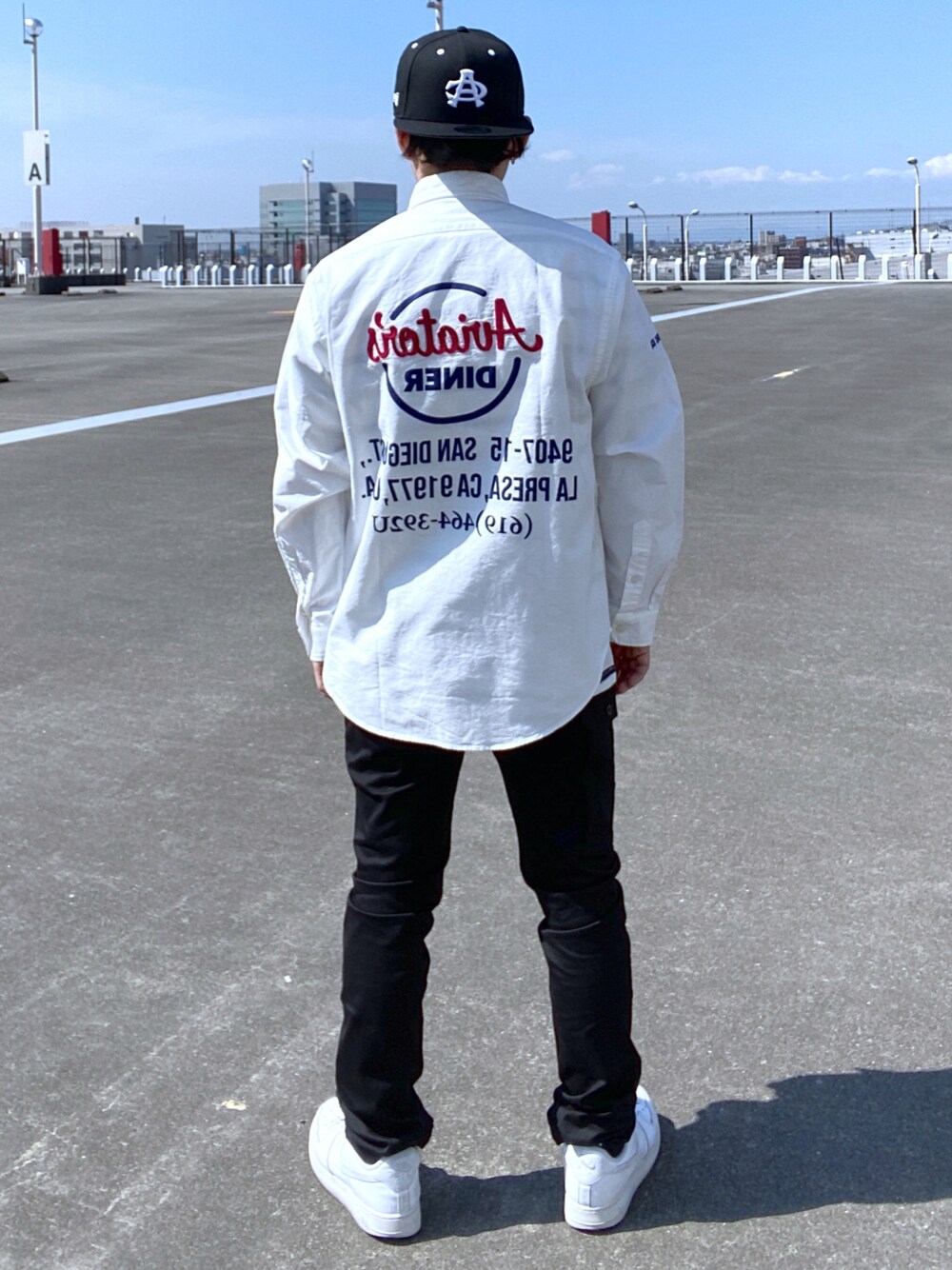 「シンプル、シャツ、AVIREX、黒、ワイドパンツ、休日コーデ、ootd、ストリートMIX、おしゃれさんと繋がりたい、ファッションの力を信じよう」｜「NEW ERAの【×NEW ERA】ACキャップ/9FIFTY SNAP BACK CAP TYPE  AC（キャップ、ブラック系）」を使った、kaiさん（メンズ・162cm）の春コーディネートの1枚目の写真