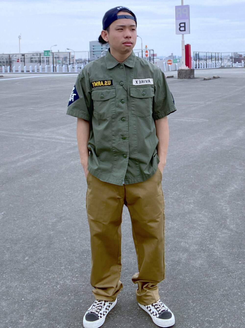 「AVIREX、大人カジュアル、春アウター、ootd、春コーデ、春夏コーデ、シンプルスタイル、メンズコーデ、お洒落さんとつながりたい、ファッションの力を信じよう」｜「NEW ERAの【×NEW ERA】ACキャップ/9FIFTY SNAP BACK CAP TYPE  AC（キャップ、ブルー系）」を使った、kaiさん（メンズ・162cm）の春コーディネートの1枚目の写真