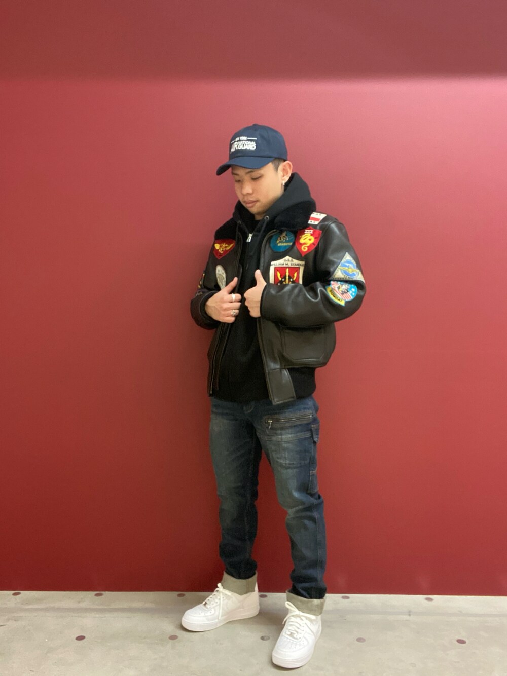 「デニム、シンプル、ブラック、AVIREX、大人カジュアル、ootd、オトナカジュアル、お洒落さんとつながりたい、ファッションの力を信じよう、新星WEARISTAにエントリー」｜「AVIREXのAIR NATIONALＮ GUARD CAP / エアナショナルガード キャップ / AVIREX / アヴィレックス（キャップ、ブルー系）」を使った、kaiさん（メンズ・165cm）の冬コーディネートの1枚目の写真