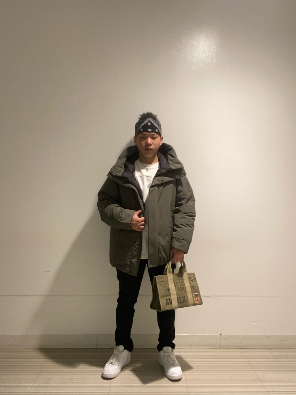 「今日のコーデ、冬コーデ、冬、アウター、ダウンジャケット、ダウン、モノトーンコーデ、AVIREX、ootd、ファッションの力を信じよう」｜「AVIREXのアイテム（ダウンジャケット/コート、グリーン系）」を使った、kaiさん（メンズ・165cm）の秋コーディネートの1枚目の写真