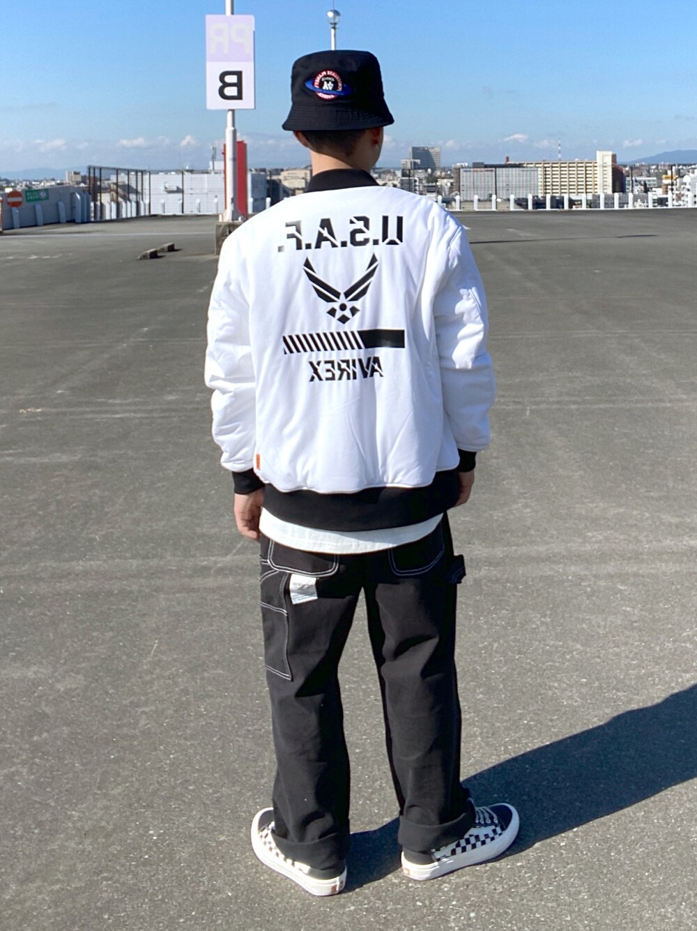 「シンプル、AVIREX、冬コーデ、大人コーデ、リラックススタイル、ootd、カジュアルコーデ、今日のコーデ、秋コーデ、ファッション好きと繋がりたい」｜「AVIREXの《CHOCOLATE PLANET × AVIREX》BUCKET HAT / チョコレートプラネット（ハット、ブラック系）」を使った、kaiさん（メンズ・162cm）の秋コーディネートの1枚目の写真