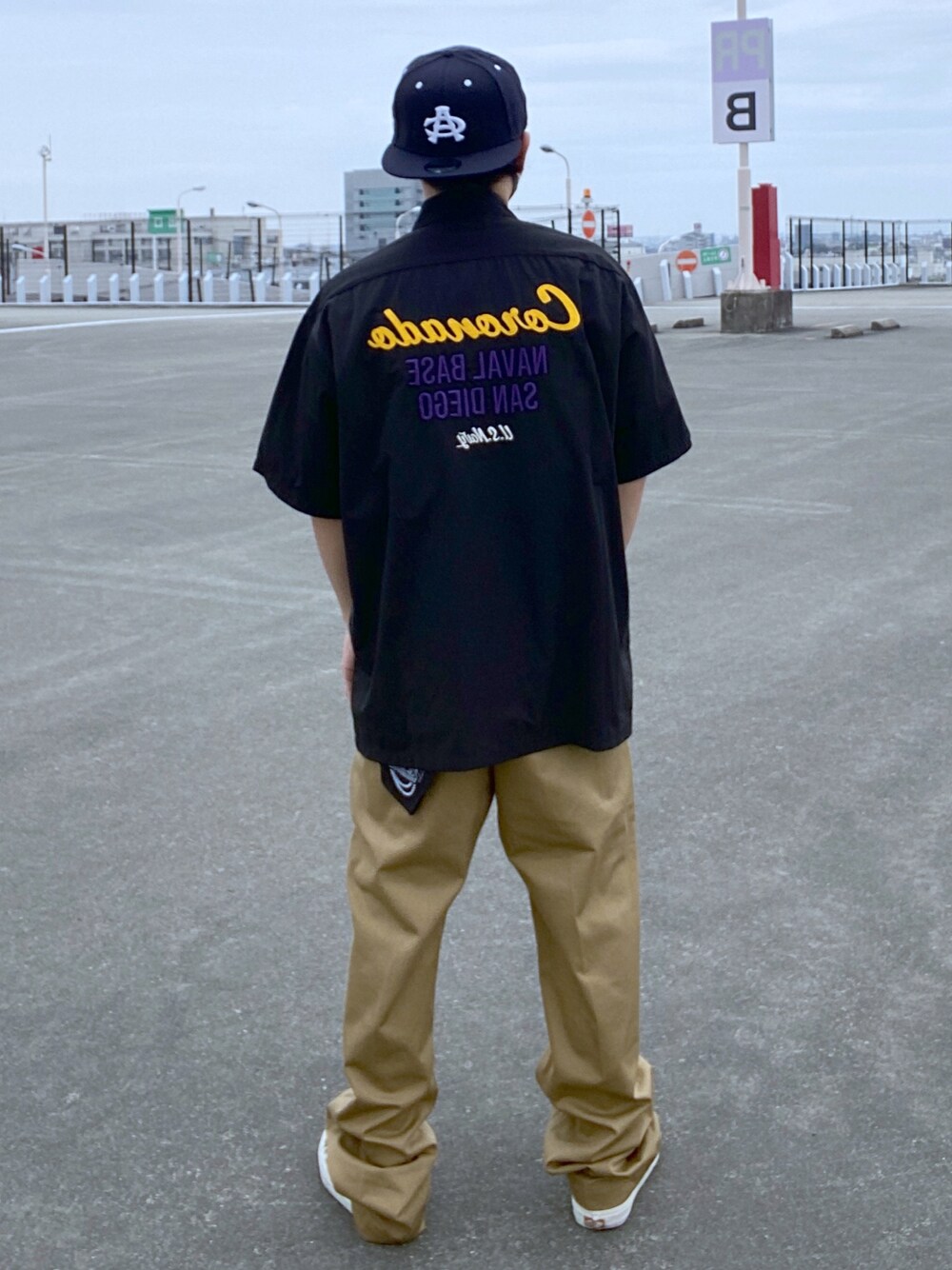 「AVIREX、大人カジュアル、春アウター、ootd、春コーデ、春夏コーデ、シンプルスタイル、メンズファッション、お洒落さんとつながりたい、ファッションの力を信じよう」｜「NEW ERAの【×NEW ERA】ACキャップ/9FIFTY SNAP BACK CAP TYPE  AC（キャップ、ブルー系）」を使った、kaiさん（メンズ・162cm）の春コーディネートの1枚目の写真